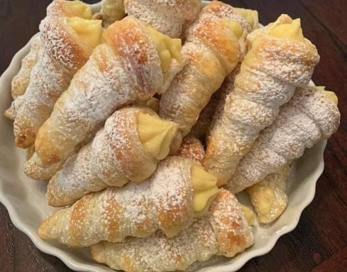 Italian Cream Stuffed Cannoncini (Cream Horns)