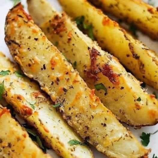 BAKED GARLIC PARMESAN POTATO WEDGES