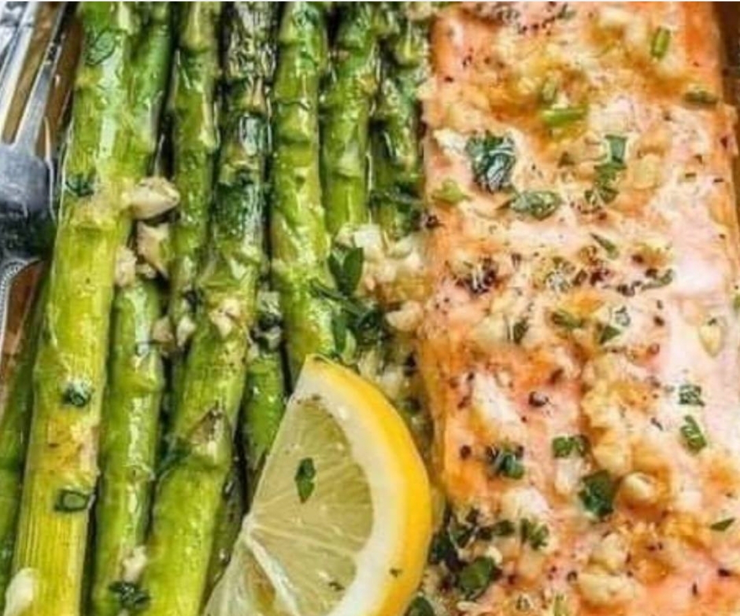 Baked Salmon in Foil with Asparagus and Garlic Lemon Butter Sauce