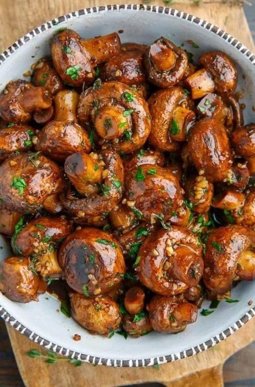 THE AMAZING ROASTED GARLIC MUSHROOMS