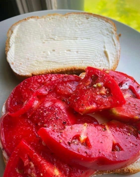 LASSIC TOMATO SANDWICH